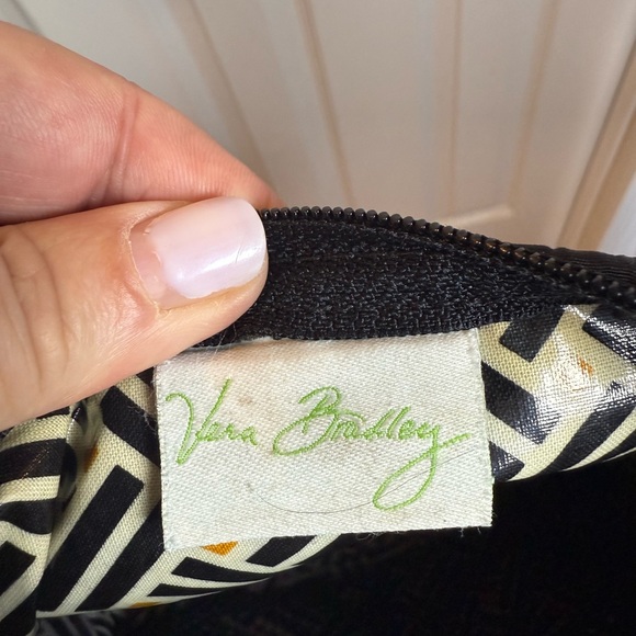 LARGE VERA BRADLEY BLACK
QUILTED PURSE / SHOULDER BAG
STRAP ADJUSTS - NICE GIFT! - Picture 3 of 8